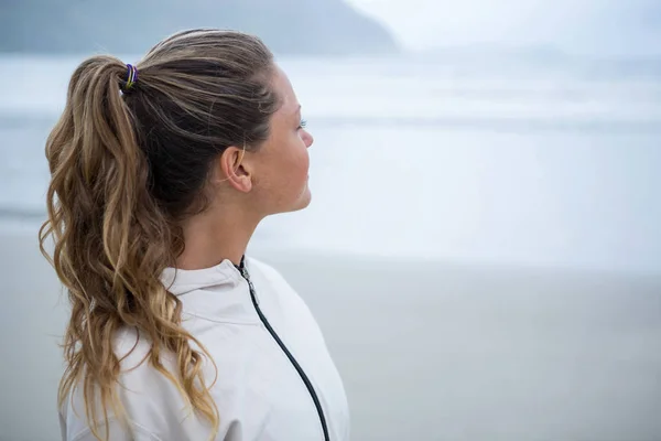 Nahaufnahme einer nachdenklichen Frau am Strand — Stockfoto