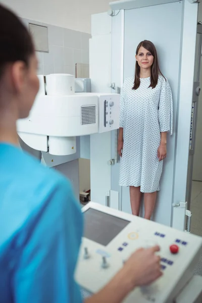 Kvinnlig patient genomgår en x-ray test — Stockfoto