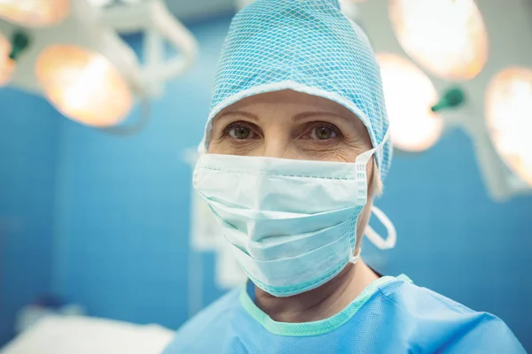 Ritratto di chirurgo donna con maschera chirurgica in sala operatoria — Foto Stock