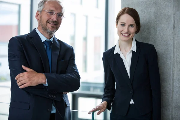 Homme d'affaires avec collègue debout dans le bureau — Photo