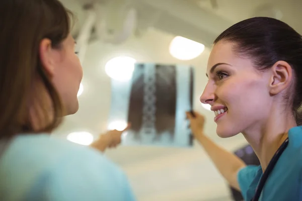 Kvinnlig sjuksköterska diskuterar röntgen rapport med patienten — Stockfoto