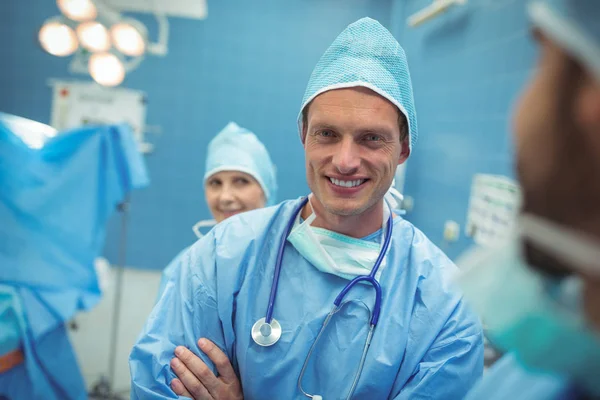 Mężczyzna chirurg uśmiechający się w teatrze operacji — Zdjęcie stockowe