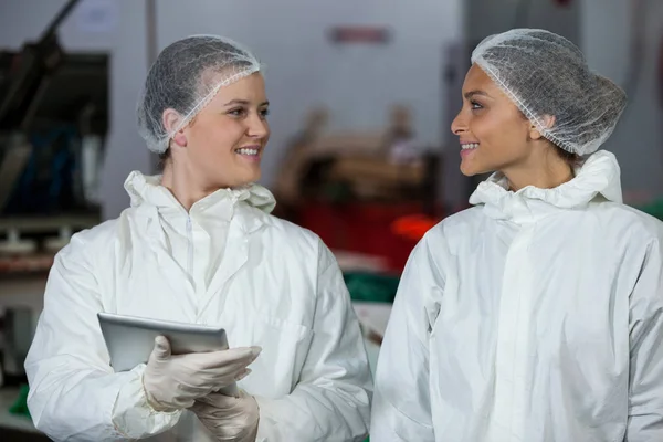 Vrouwelijke slagers interactie met elkaar — Stockfoto