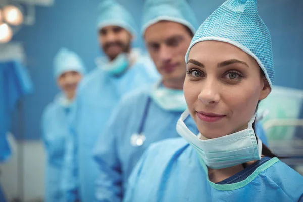 Chirurgien femme debout dans le théâtre d'opération — Photo
