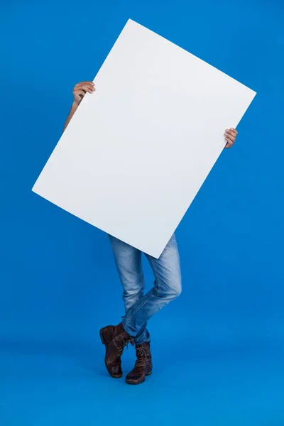 Mann mit leerem Plakat vor dem Gesicht — Stockfoto