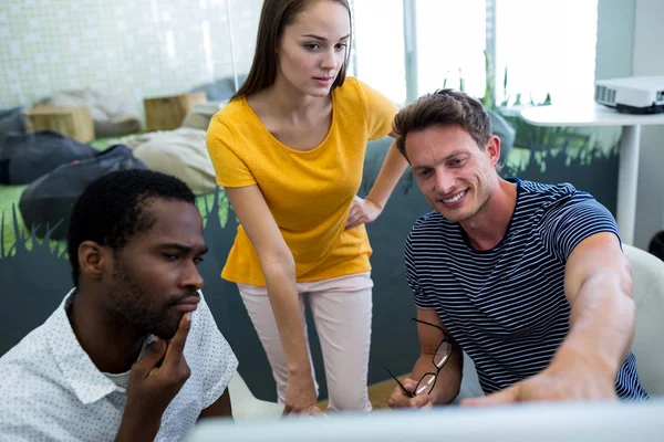 Diseñadores gráficos trabajando en la computadora en el escritorio — Foto de Stock