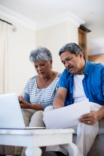 Senior couple checking bills — Stock Photo, Image