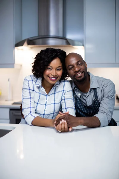 Couple s'embrassant dans la cuisine — Photo