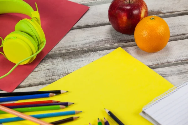 Kleur potloden, Kladblok, plakkaat, vruchten — Stockfoto