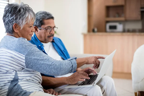 Senior par med bärbar dator — Stockfoto