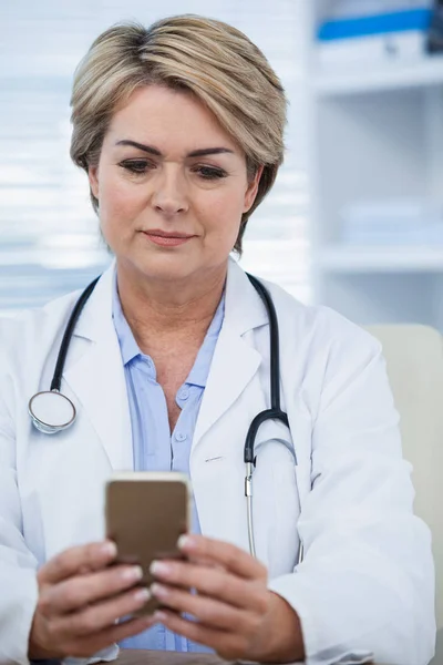 Médica feminina usando telefone celular — Fotografia de Stock