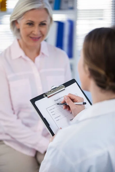 Paciente consultando a un médico — Foto de Stock