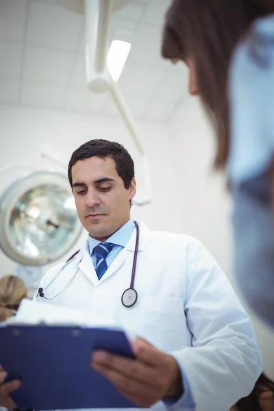 Médico revisando informe paciente —  Fotos de Stock