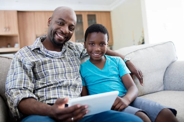 Vater und Sohn nutzen digitales Tablet — Stockfoto