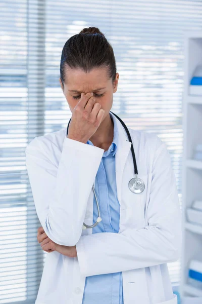 Müde Ärztin mit Kopfschmerzen — Stockfoto