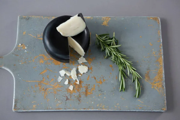 Gouda-Käse mit Rosmarinblättern — Stockfoto
