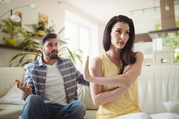 Casal perturbado discutindo uns com os outros — Fotografia de Stock