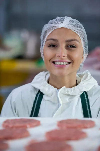 食肉工場で女性の肉屋 — ストック写真