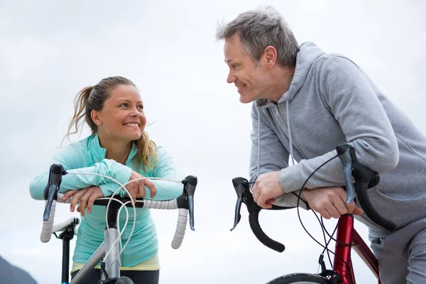 Para, opierając się na rower — Zdjęcie stockowe