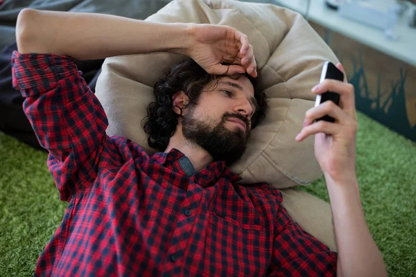 Man sms på mobiltelefon — Stockfoto