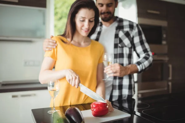 Couple chopping vegetables in kitchen — Stock Photo, Image