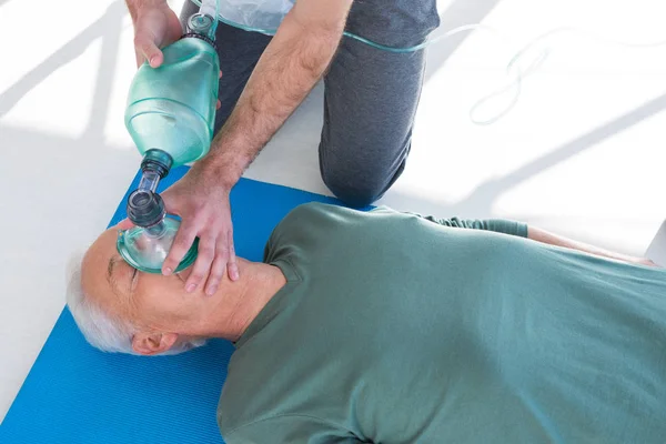 Sanitäter führen Reanimation am Patienten durch — Stockfoto