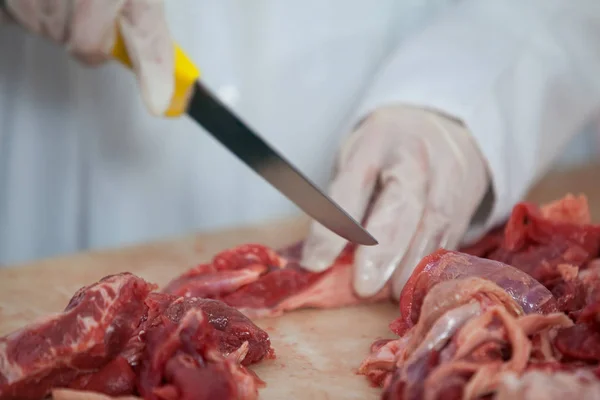 Slager snijden vlees in vlees fabriek — Stockfoto