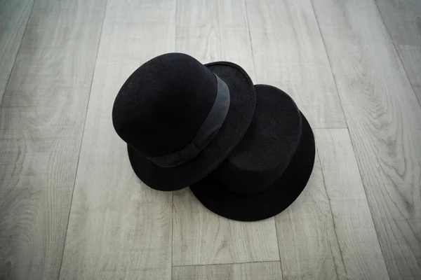 Chapeaux melon noir en studio de danse — Photo