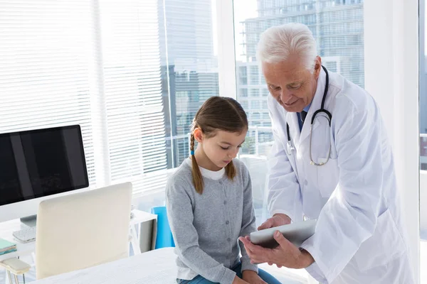 Medico e paziente discutendo su tablet — Foto Stock