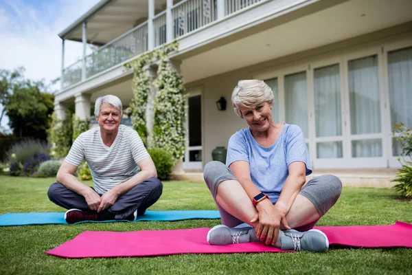 Senior couple sitting on exercise mat — Stock Photo, Image