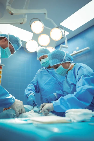 Chirurgiens effectuant des opérations en salle d'opération — Photo
