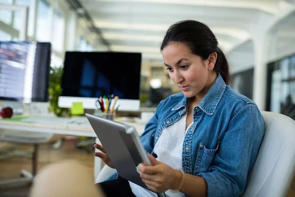 Female business using digital tablet — Stock Photo, Image