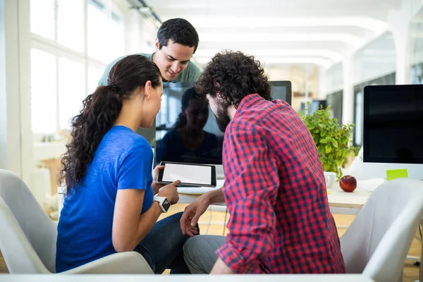 Team med grafiska formgivare diskutera över tablett — Stockfoto