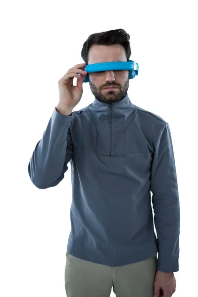 Hombre usando auriculares de realidad virtual — Foto de Stock