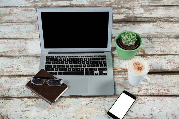 Laptop, smartphone e diario con caffè — Foto Stock