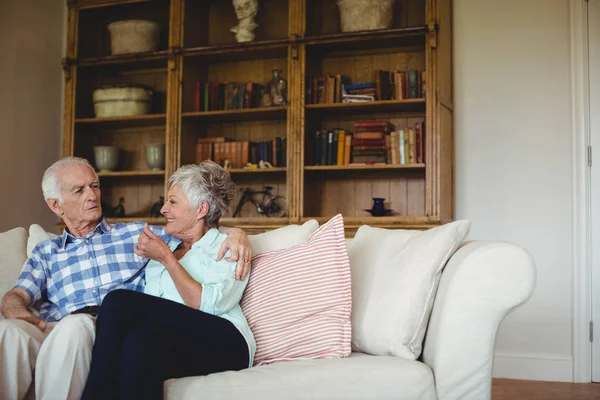Äldre par avkopplande på soffan i vardagsrummet — Stockfoto