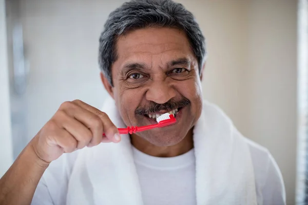 Hombre mayor cepillarse los dientes — Foto de Stock