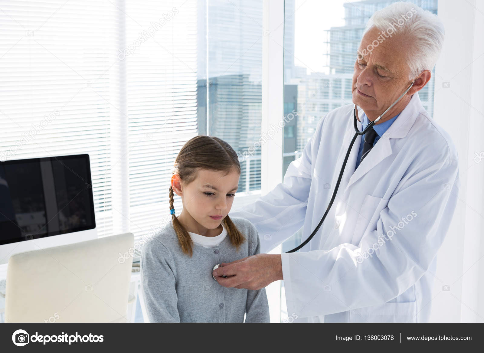 Arzt Untersucht Die Freundin Eines Patienten Arzt Untersucht Die Freundin Eines Patienten