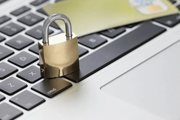 Metalliska lock med smartkort på laptop — Stockfoto