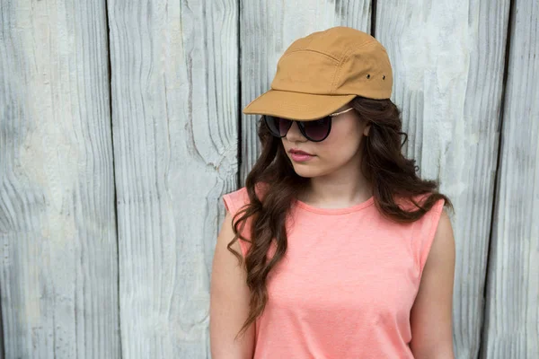 Mujer en gorra marrón y gafas de sol — Foto de Stock