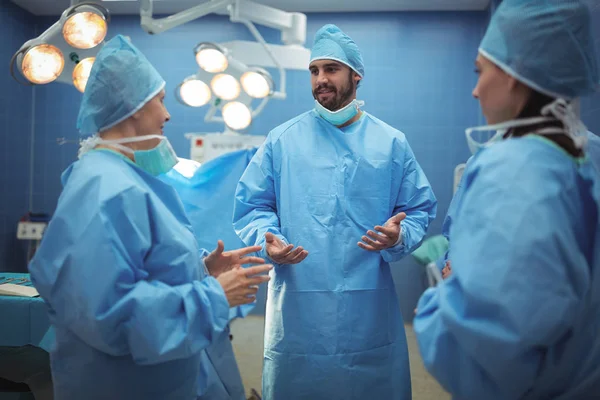 Team av kirurger diskussion — Stockfoto