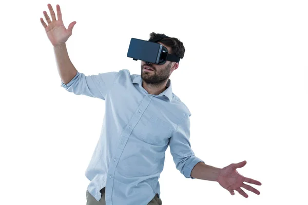 Człowiek za pomocą zestaw wirtualnej rzeczywistości — Zdjęcie stockowe