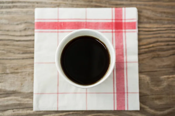 Café em copo descartável com papel tissue — Fotografia de Stock