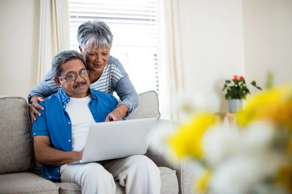 Oudere echtpaar met laptop — Stockfoto