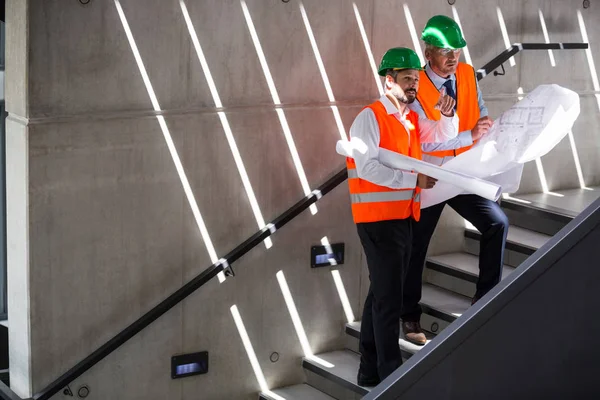 Architekten stehen auf Treppe und diskutieren — Stockfoto