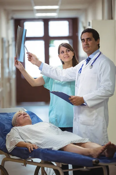 Lekarz i pielęgniarka przeanalizowaniu sprawozdania w korytarzu — Zdjęcie stockowe