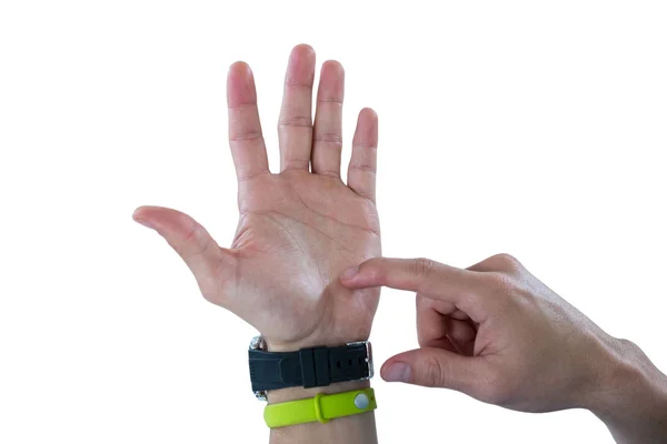 Man hand dragen horloge en fitness band — Stockfoto