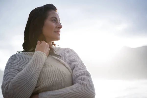 Στοχαστικός γυναίκα πουλόβερ στην παραλία — Φωτογραφία Αρχείου
