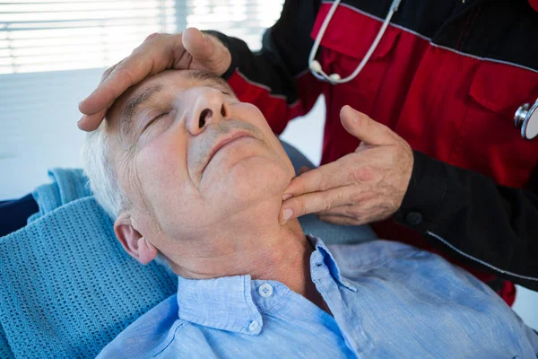 Paramedic examining the patient — Stock Photo, Image