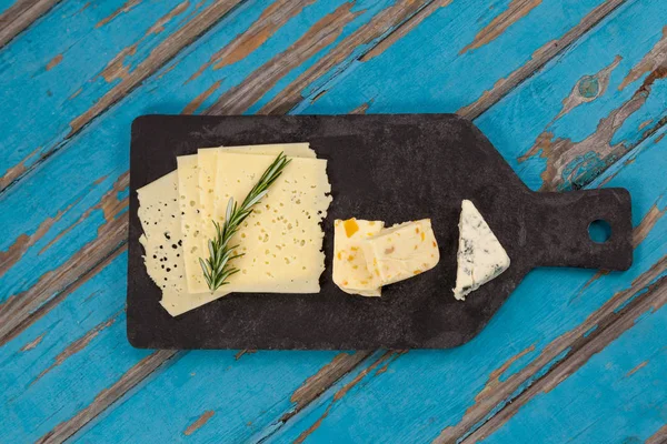 奶酪配迷迭香在案板上 — 图库照片